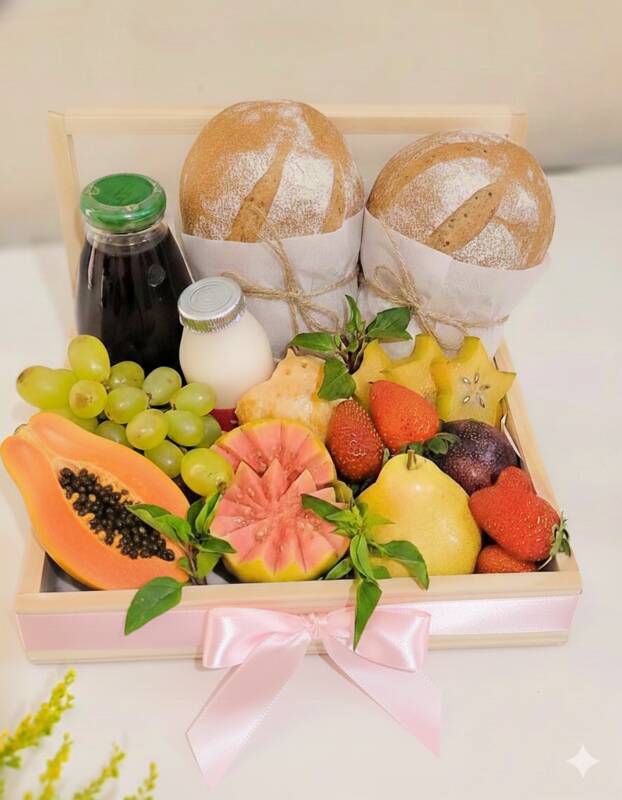 Cesta de Café da Manhã com Pães, Frutas e Bebidas — Floricultura Salvador